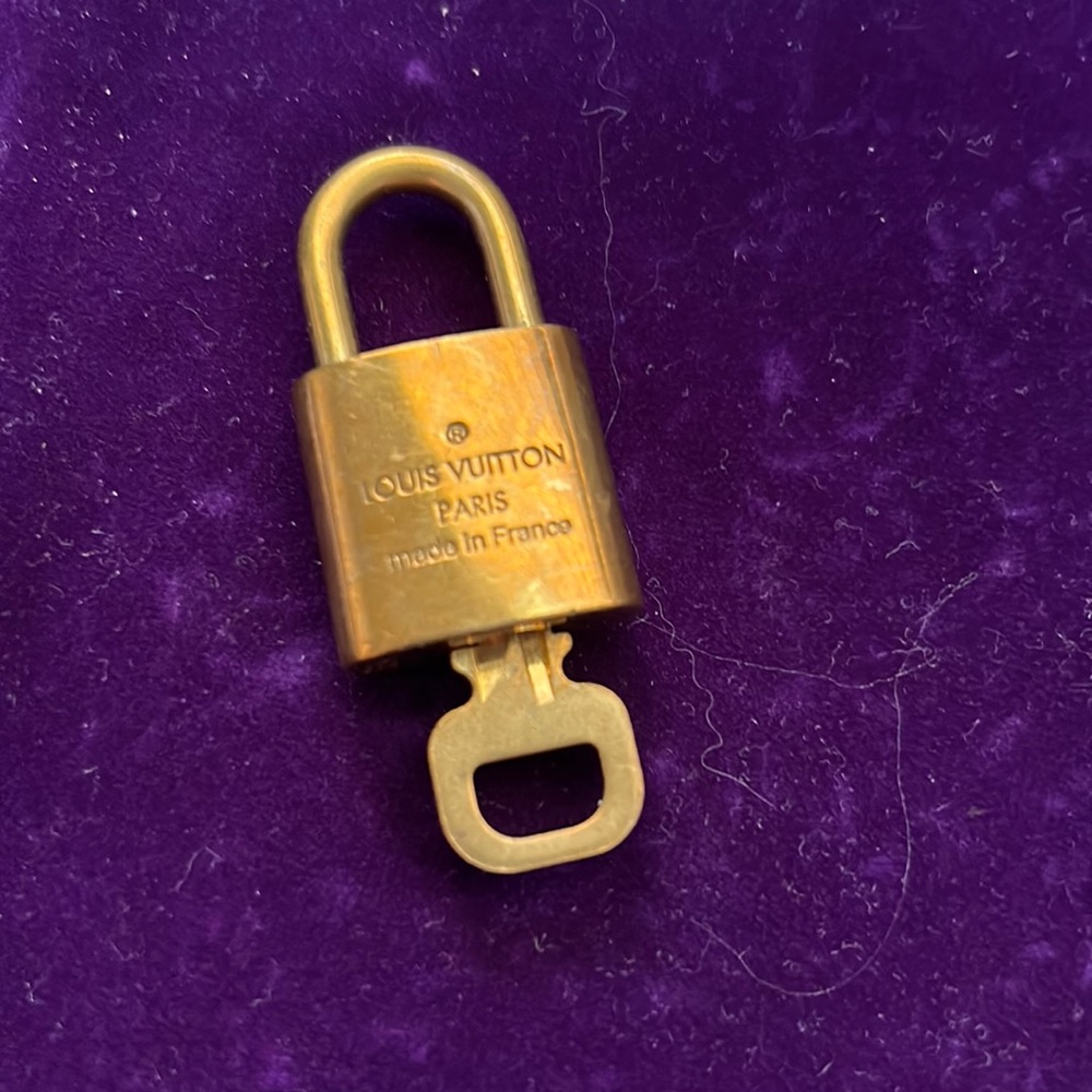 #️⃣3️⃣3️⃣4️⃣ Authentic LV Lock & Key